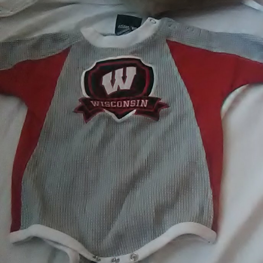 Wisconsin badgers baby onies